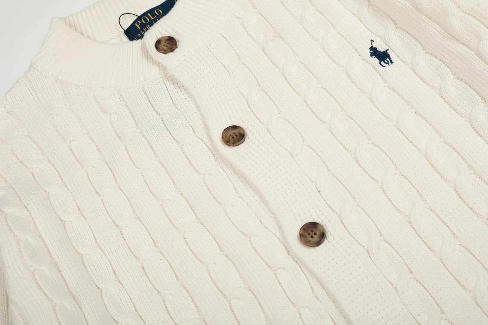 P250 Top quality" Style number: DS806# (not off the shelves all year round) [Ralph Lauren solid color pony embroidery logo male god style twist knitted cardigan] ✅Ralph Lauren Ralph Lauren classic basic versatile male god style round neck twist knitted cardigan jacket ✅Main supplier platform live broadcast Wholesale entities Replenish when out of stock Not off the shelf ✅ZP quality 1:1 version Scan the code to enter the GF website Counter quality ✅Detailed quality is the only one in Guangzhou. Imported quality veil, focusing on high-end, cost-effective, good quality needless to say. ✅The version restores the original order. The maximum size can be worn up to 200 pounds. Loose, comfortable and stress-free. ✅The upper body is simple and easy to match. A must-have for men. Good-looking clothes are never picky. A must-have for men's wardrobe. Size: S-XL. Color: Black, White, Gray, Khaki, Navy Blue, Gentleman's Lake Blue.